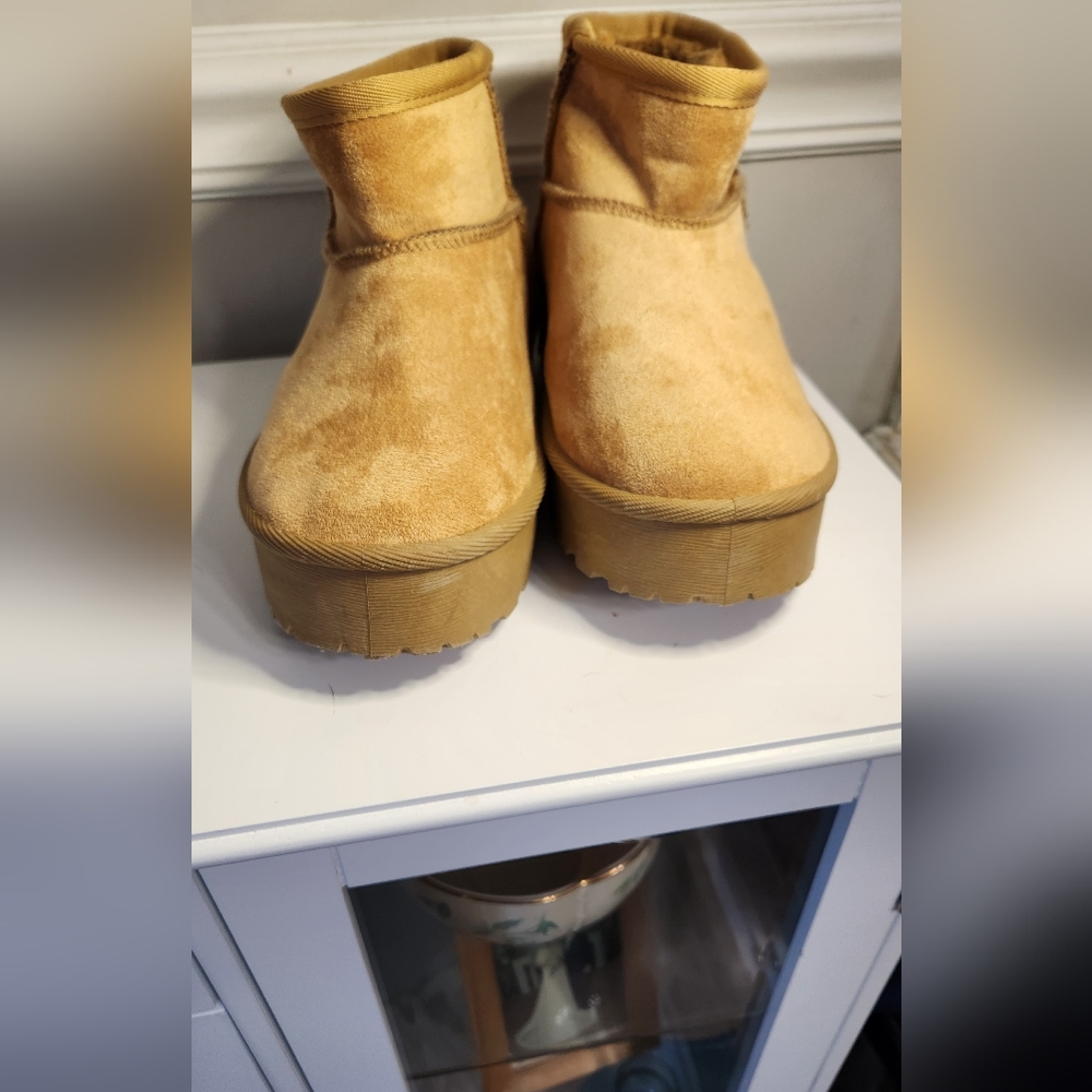 SOLD) NWOT🌟 Platform Boots - Picture 3 of 9